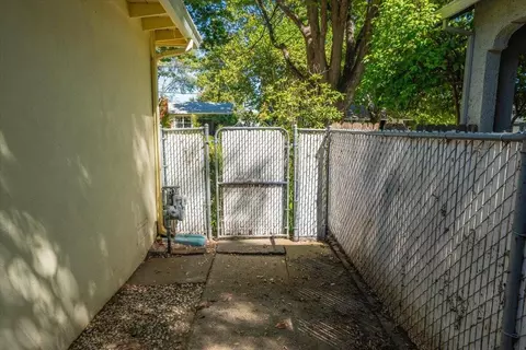 Exterior - 2266 Washington Ave, Redding, CA 96001 photo 10 of 16