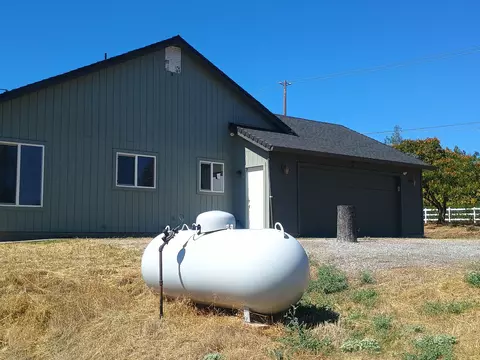 Exterior - 21193 El Toro Ln, Redding, CA 96003 photo 5 of 6