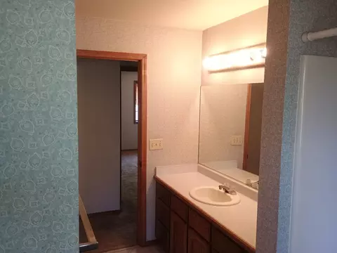 Bath - 19272 Bjan Ln, Redding, CA 96003 photo 3 of 4
