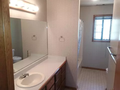 Bath - 19272 Bjan Ln, Redding, CA 96003 photo 4 of 4