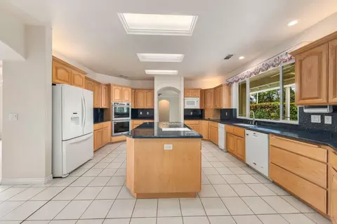 Kitchen - 19408 Titleist Way, Redding, CA 96003 photo 5 of 5