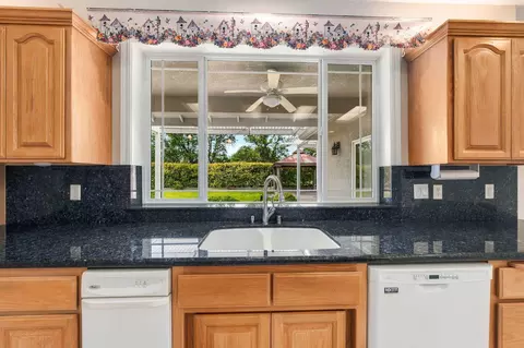 Kitchen - 19408 Titleist Way, Redding, CA 96003 photo 3 of 5