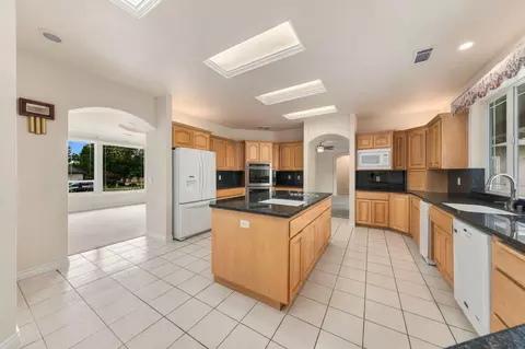 Kitchen - 19408 Titleist Way, Redding, CA 96003 photo 2 of 5