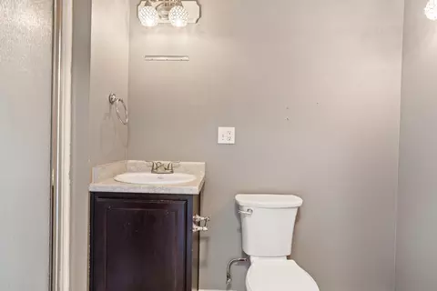 Bath - 3496 Summit Dr, Redding, CA 96001 photo 2 of 2