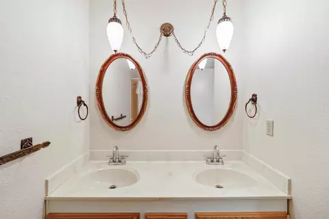 Bath - 3295 Santa Rosa Way, Redding, CA 96003 photo 2 of 3