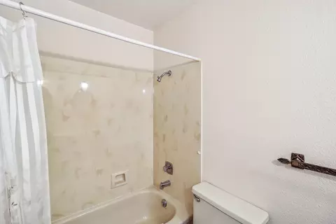 Bath - 3295 Santa Rosa Way, Redding, CA 96003 photo 3 of 3