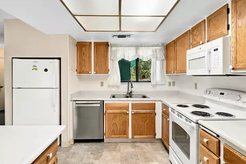 Kitchen - 3295 Santa Rosa Way, Redding, CA 96003 photo 3 of 4