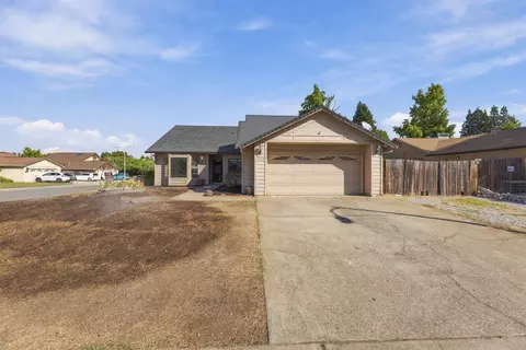 Exterior - 2512 Dewberry Dr, Redding, CA 96003 photo 8 of 9