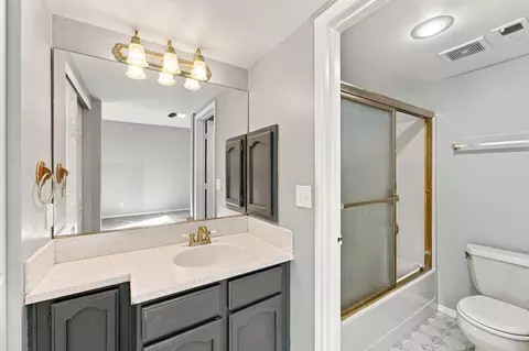 Bath - 2512 Dewberry Dr, Redding, CA 96003 photo 2 of 3