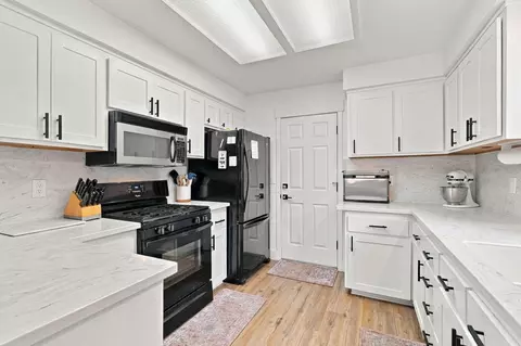 Kitchen - 1005 Grouse Dr, Redding, CA 96003 photo 3 of 3