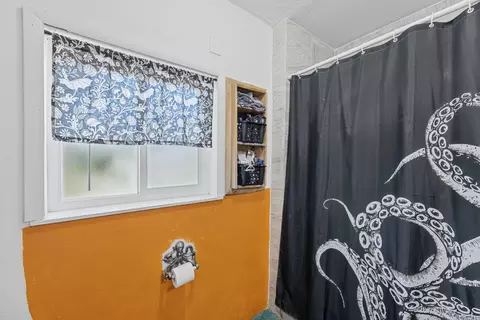 Bath - 2089 Gold St, Redding, CA 96001 photo 2 of 3