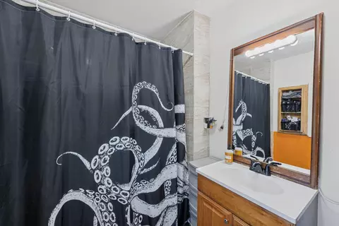 Bath - 2089 Gold St, Redding, CA 96001 photo 1 of 3