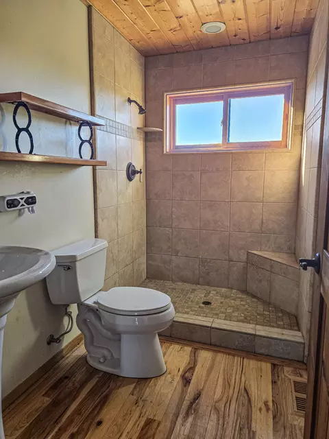 Bath - 6915 Frontier Dr, Montague, CA 96064 photo 1 of 2
