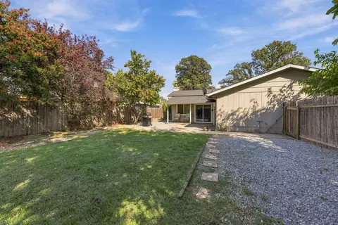 Exterior - 2462 Christian Ave, Redding, CA 96002 photo 8 of 18