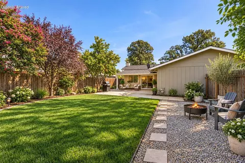 Exterior - 2462 Christian Ave, Redding, CA 96002 photo 9 of 18