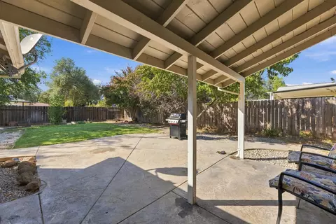 Exterior - 2462 Christian Ave, Redding, CA 96002 photo 3 of 18