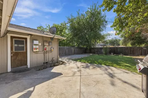 Exterior - 2462 Christian Ave, Redding, CA 96002 photo 5 of 18