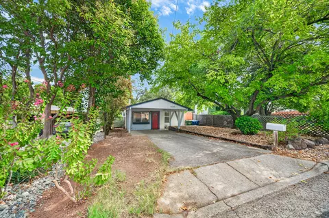 Exterior - 1625 Oak St, Redding, CA 96001 photo 6 of 7