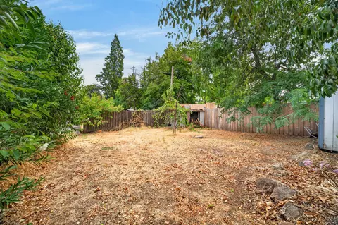 Exterior - 1625 Oak St, Redding, CA 96001 photo 3 of 7
