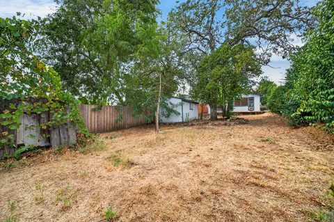Exterior - 1625 Oak St, Redding, CA 96001 photo 4 of 7