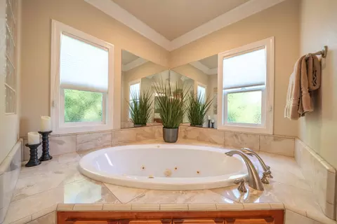 Bath - 1547 Saint Andrews Dr, Redding, CA 96003 photo 4 of 5