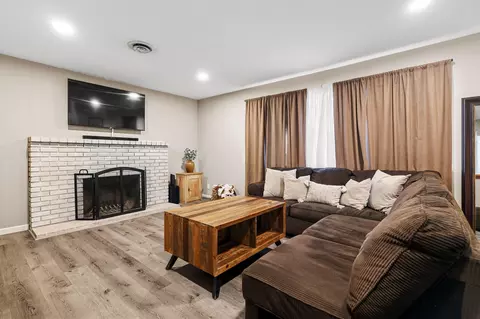 Living - 6958 Riverside Dr, Redding, CA 96001 photo 1 of 2