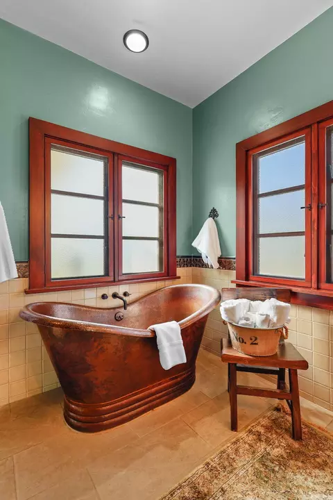Bath - 1465 Riverside Dr, Redding, CA 96001 photo 14 of 18