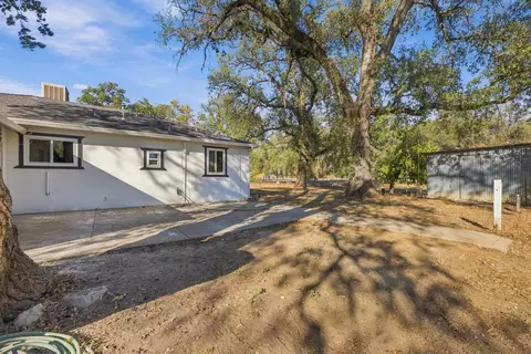 Exterior - 10247 Salmon Creek Rd, Redding, CA 96003 photo 8 of 10