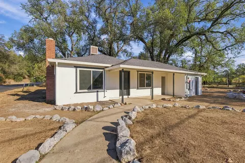 Exterior - 10247 Salmon Creek Rd, Redding, CA 96003 photo 5 of 10