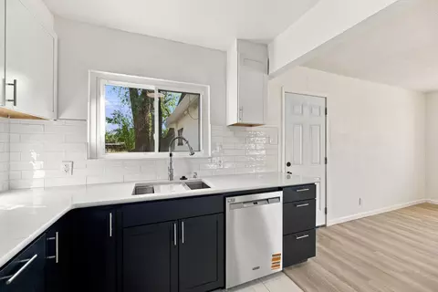Kitchen - 10247 Salmon Creek Rd, Redding, CA 96003 photo 4 of 4