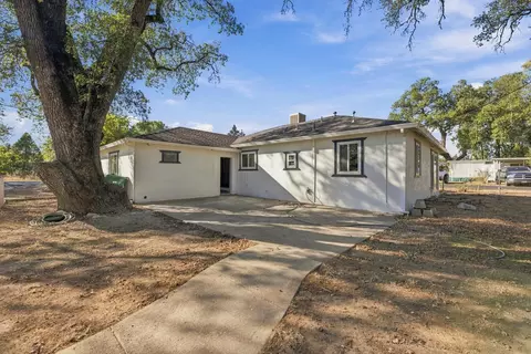 Exterior - 10247 Salmon Creek Rd, Redding, CA 96003 photo 3 of 10