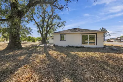 Exterior - 10247 Salmon Creek Rd, Redding, CA 96003 photo 7 of 10