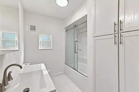 Bath - 10247 Salmon Creek Rd, Redding, CA 96003 photo 3 of 4