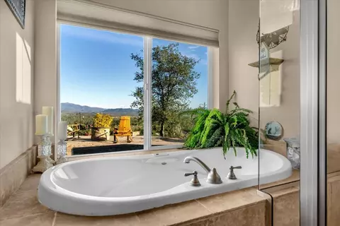 Bath - 9770 Brickwood Dr, Redding, CA 96001 photo 4 of 7