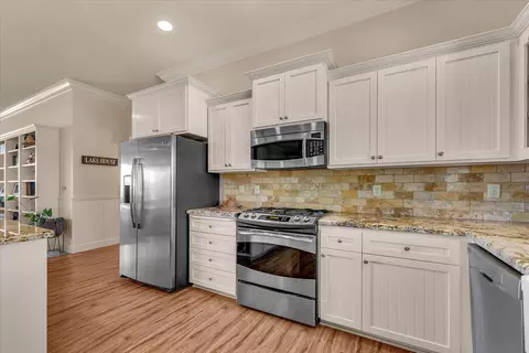 Kitchen - 9770 Brickwood Dr, Redding, CA 96001 photo 4 of 6