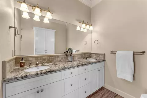 Bath - 9770 Brickwood Dr, Redding, CA 96001 photo 5 of 7