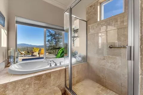 Bath - 9770 Brickwood Dr, Redding, CA 96001 photo 3 of 7