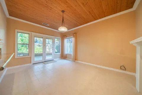 Living - 636 Saint Thomas Pkwy, Redding, CA 96003 photo 6 of 7