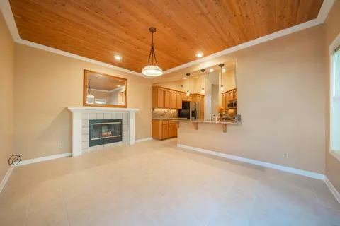 Living - 636 Saint Thomas Pkwy, Redding, CA 96003 photo 4 of 7