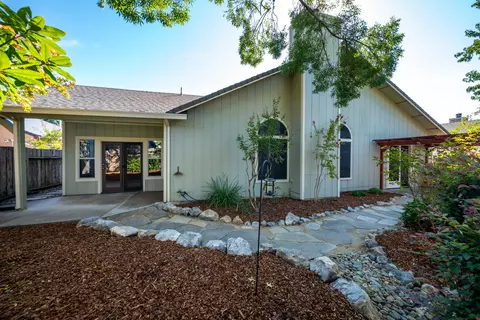 Exterior - 636 Saint Thomas Pkwy, Redding, CA 96003 photo 7 of 13