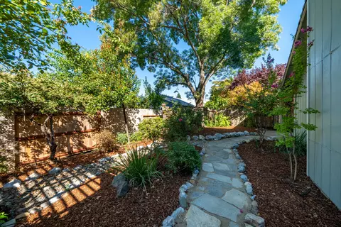 Exterior - 636 Saint Thomas Pkwy, Redding, CA 96003 photo 8 of 13