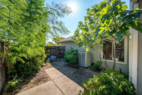 Exterior - 636 Saint Thomas Pkwy, Redding, CA 96003 photo 9 of 13