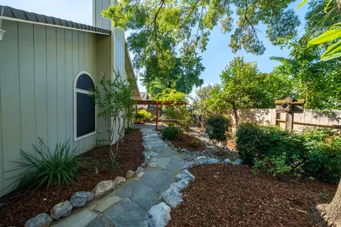 Exterior - 636 Saint Thomas Pkwy, Redding, CA 96003 photo 6 of 13