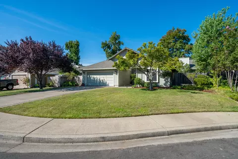 Exterior - 636 Saint Thomas Pkwy, Redding, CA 96003 photo 13 of 13
