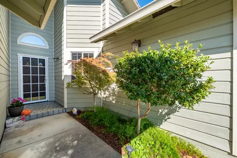 Exterior - 636 Saint Thomas Pkwy, Redding, CA 96003 photo 2 of 13