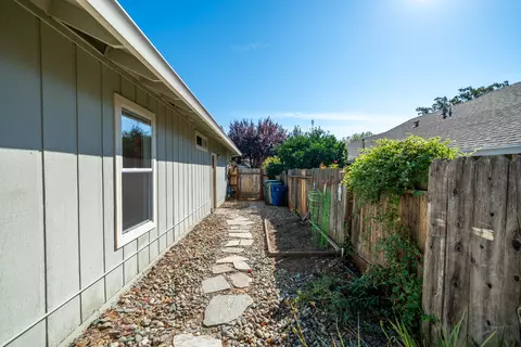 Exterior - 636 Saint Thomas Pkwy, Redding, CA 96003 photo 11 of 13