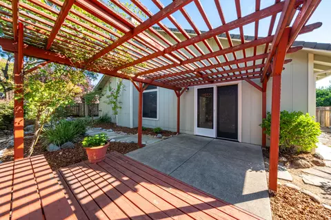 Exterior - 636 Saint Thomas Pkwy, Redding, CA 96003 photo 10 of 13