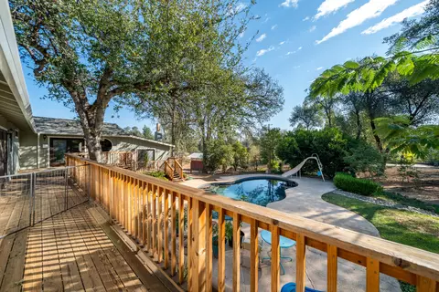 Exterior - 15799 Nauvoo Trl, Redding, CA 96001 photo 4 of 15