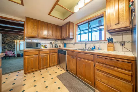 Kitchen - 15799 Nauvoo Trl, Redding, CA 96001 photo 2 of 2