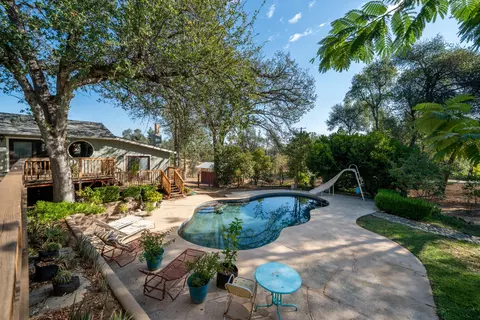 Exterior - 15799 Nauvoo Trl, Redding, CA 96001 photo 5 of 15